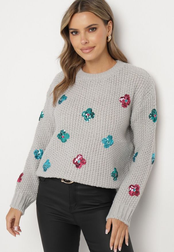 Born2be - Jasnoszary Sweter z Tłoczonej Dzianiny z Wiskozą Zdobiony Cekinowymi Kwiatami Edamara. Okazja: na co dzień. Kolor: szary. Materiał: dzianina, wiskoza. Długość rękawa: długi rękaw. Długość: długie. Wzór: aplikacja, kwiaty. Styl: wizytowy, klasyczny, casual