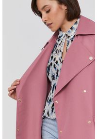 Armani Exchange Płaszcz 6KYL19.YNURZ damski kolor różowy przejściowy dwurzędowy. Kolor: różowy. Materiał: tkanina. Długość rękawa: raglanowy rękaw. Wzór: gładki. Styl: klasyczny #6