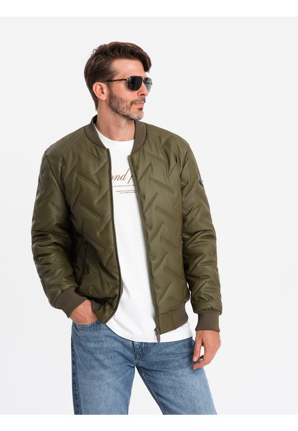 Ombre Clothing - Kurtka męska bomberka z tłoczonym wzorem – oliwkowa V2 - Rozmiar: S. Okazja: na co dzień. Kolor: oliwkowy. Materiał: syntetyk, skóra, materiał, poliester. Wzór: gładki. Styl: casual, klasyczny