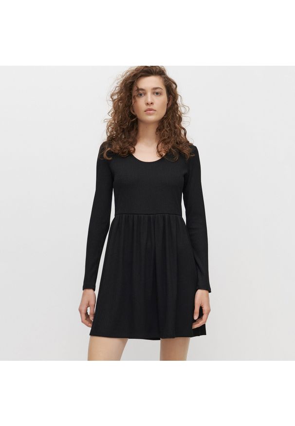 Reserved - Sukienka z prążkowanej dzianiny - Czarny. Kolor: czarny. Materiał: dzianina, prążkowany