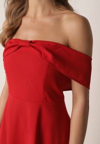 Born2be - Czerwona Koktajlowa Sukienka VICES Hiszpanka o Rozkloszowanym Kroju Diolora. Typ kołnierza: dekolt hiszpanka. Kolor: czerwony. Materiał: poliester. Typ sukienki: rozkloszowane. Styl: wizytowy #7