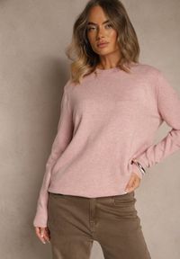 Renee - Jasnoróżowy Sweter z Wełną i Bawełną Ozdobiony Ściągaczami Tiosinda. Okazja: na co dzień. Kolor: różowy. Materiał: wełna, bawełna. Wzór: aplikacja. Styl: casual