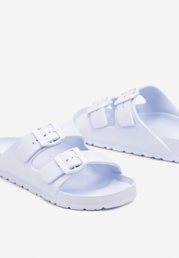 Born2be - Jasnoniebieskie Klapki na Płaskiej Podeszwie z Klamerkami Nelondra. Okazja: na plażę, na co dzień. Nosek buta: otwarty. Kolor: niebieski. Materiał: guma, jeans. Sezon: lato. Obcas: na płaskiej podeszwie. Styl: wakacyjny, klasyczny, casual. Wysokość obcasa: niski