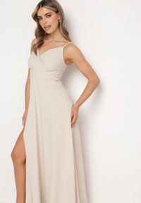 Born2be - Beżowa Rozkloszowana Klasyczna Sukienka z Kopertowym Dekoltem na Cienkich Ramiączkach z Rozcięciem Vinelia. Typ kołnierza: dekolt kopertowy. Kolekcja: dla wysokich. Kolor: beżowy. Długość rękawa: na ramiączkach. Typ sukienki: kopertowe. Styl: klasyczny. Długość: maxi #7