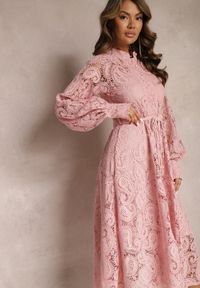 Renee - Różowa Koronkowa Sukienka Midi z Ozdobnym Wiązaniem Camaela. Kolor: różowy. Materiał: koronka. Długość rękawa: na ramiączkach. Długość: midi #4