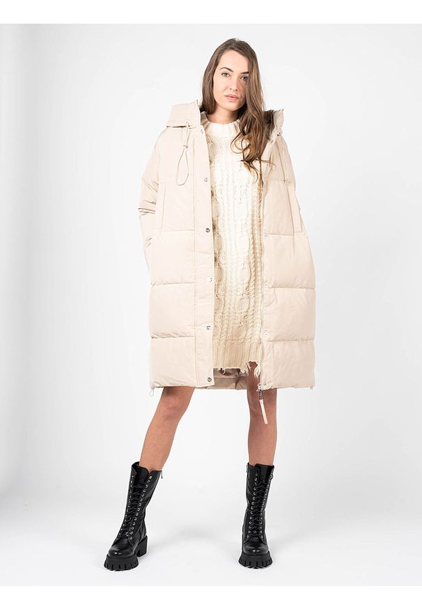 Silvian Heach Kurtka "Down Jacket" | PGA22446PI | Kobieta | Beżowy. Okazja: na co dzień. Typ kołnierza: kaptur. Kolor: beżowy. Materiał: poliester. Styl: casual