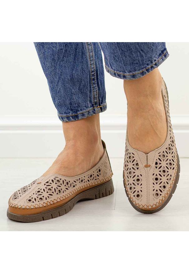 Różowe skórzane półbuty damskie Sergio Leone Sp006. Nosek buta: okrągły. Kolor: różowy. Materiał: skóra. Szerokość cholewki: normalna. Wzór: aplikacja. Sezon: wiosna, lato. Styl: klasyczny