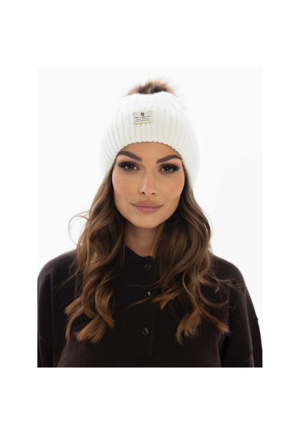 Czapka biała Peterson PTN HAT-07. Kolor: biały. Materiał: dzianina. Wzór: aplikacja. Sezon: zima