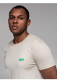 Ombre Clothing - Męski t-shirt bawełniany z zieloną naszywką na piersi – złamana biel V5 - Rozmiar: M. Kolor: biały. Materiał: bawełna. Wzór: aplikacja. Styl: klasyczny, sportowy #3