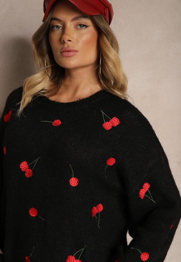 Renee - Czarny Sweter w Wisienki z Dodatkiem Wełny Eltintia. Okazja: na co dzień, na randkę. Typ kołnierza: dekolt w łódkę. Kolor: czarny. Materiał: wełna. Długość rękawa: długi rękaw. Długość: długie. Styl: elegancki, casual