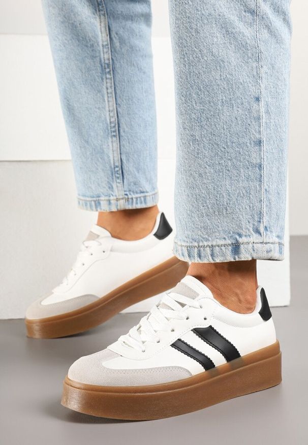 Renee - Biało-Czarne Klasyczne Sneakersy Tenisówki na Niskiej Platformie Denirla. Okazja: na co dzień. Kolor: biały. Materiał: jeans. Obcas: na platformie