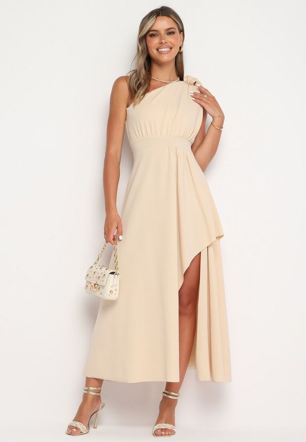 Born2be - Beżowa Koktajlowa Asymetryczna Sukienka z Kokardą na Ramieniu Vimarellia. Okazja: na imprezę. Typ kołnierza: kokarda. Kolor: beżowy. Typ sukienki: asymetryczne. Styl: wizytowy