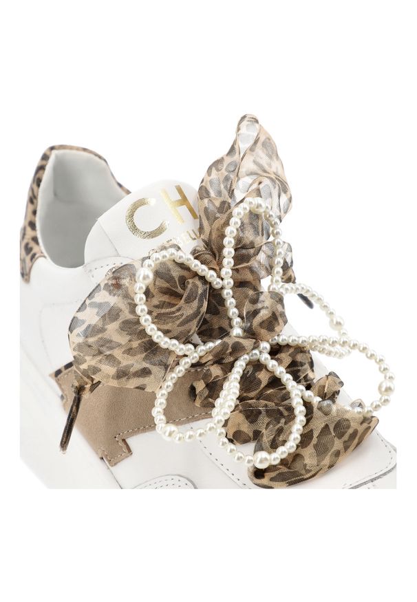 CheBello - Białe Sneakersy Chebello Eleganckie Obuwie Damskie Z Wyrazistym Akcentem Panterka. Okazja: na co dzień. Kolor: biały. Materiał: skóra. Wzór: motyw zwierzęcy. Styl: elegancki