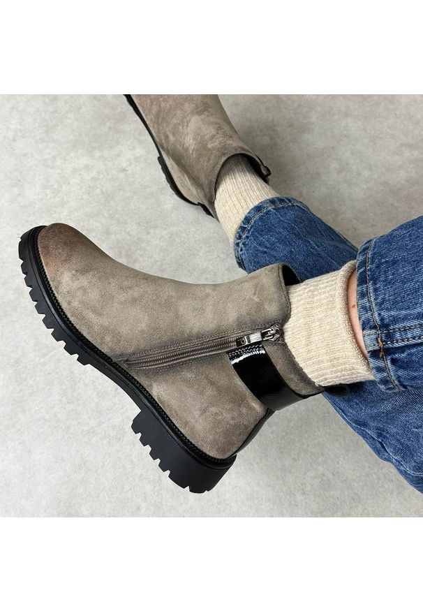 POTOCKI - Khaki botki damskie na traperze Potocki 19314. Okazja: na co dzień. Nosek buta: okrągły. Kolor: brązowy. Materiał: zamsz. Szerokość cholewki: normalna. Wzór: aplikacja. Sezon: zima, jesień. Styl: casual, klasyczny