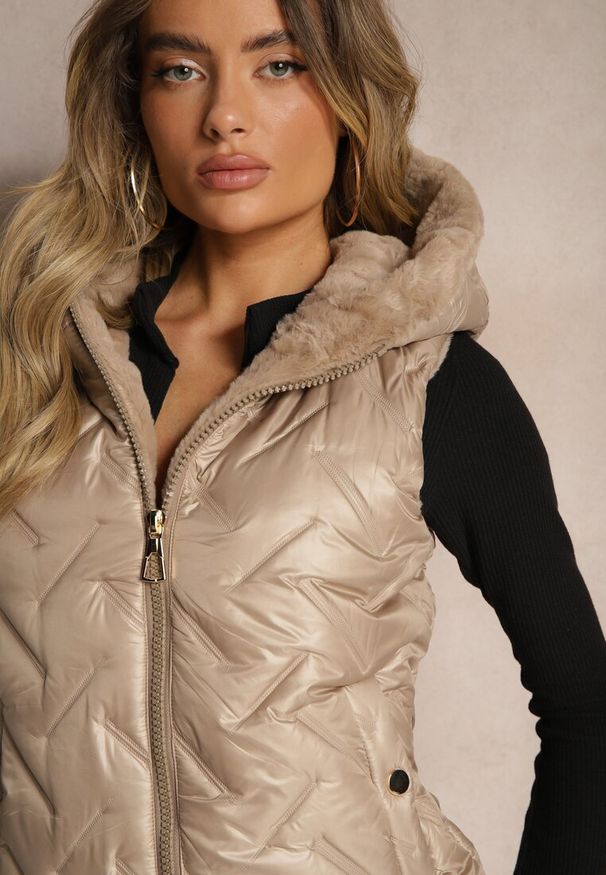 Renee - Beżowa Kamizelka Pikowana Wykończona Sztucznym Futerkiem Timaveah. Okazja: na co dzień. Kolor: beżowy. Materiał: futro. Styl: casual, sportowy
