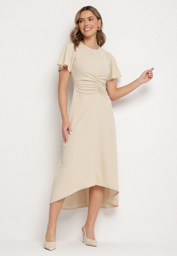 Born2be - Beżowa Rozkloszowana Sukienka Ozdobiona Marszczeniem Odallica. Kolor: beżowy. Wzór: aplikacja. Typ sukienki: rozkloszowane. Styl: elegancki