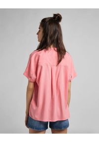 Lee - LEE CAP SLEEVE SHIRT DAMSKA KOSZULA KRÓTKI RĘKAW CHERRY BLOSSOM L46FZBQJ 112110920. Długość rękawa: krótki rękaw. Długość: krótkie #5