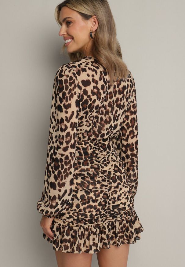 Born2be - Ciemnobeżowa Panterkowa Sukienka z Dekoltem w Serek Zdobiona Drapowaniem i Falbankami Melobria. Okazja: na co dzień. Typ kołnierza: dekolt w serek, kołnierz z falbankami. Kolor: beżowy. Wzór: aplikacja. Typ sukienki: dopasowane. Styl: klasyczny, casual, elegancki