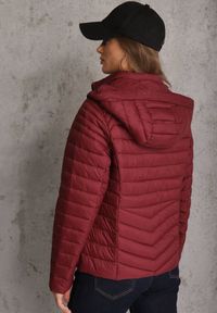 Renee - Bordowa Przejściowa Kurtka Pikowana z Kapturem z Możliwością Odpięcia Pretiga. Okazja: na spacer. Typ kołnierza: kaptur. Kolor: czerwony. Materiał: jeans, nylon #5