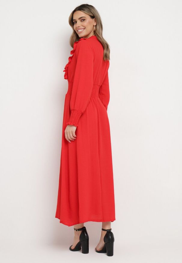 Born2be - Czerwona Rozkloszowana Sukienka Maxi Wiązana przy Dekolcie Ozdobiona Falbankami Nuteki. Typ kołnierza: kołnierz z falbankami. Kolor: czerwony. Wzór: aplikacja. Styl: elegancki. Długość: maxi
