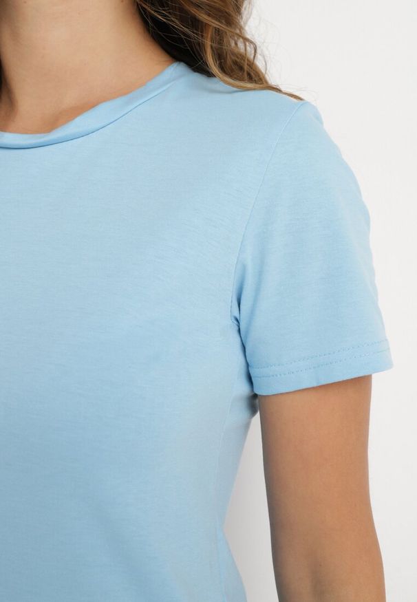 Born2be - Niebieski T-shirt z Krótkim Rękawem Elldora. Okazja: na co dzień. Kolor: niebieski. Materiał: bawełna, jeans. Długość rękawa: krótki rękaw. Długość: krótkie. Styl: casual