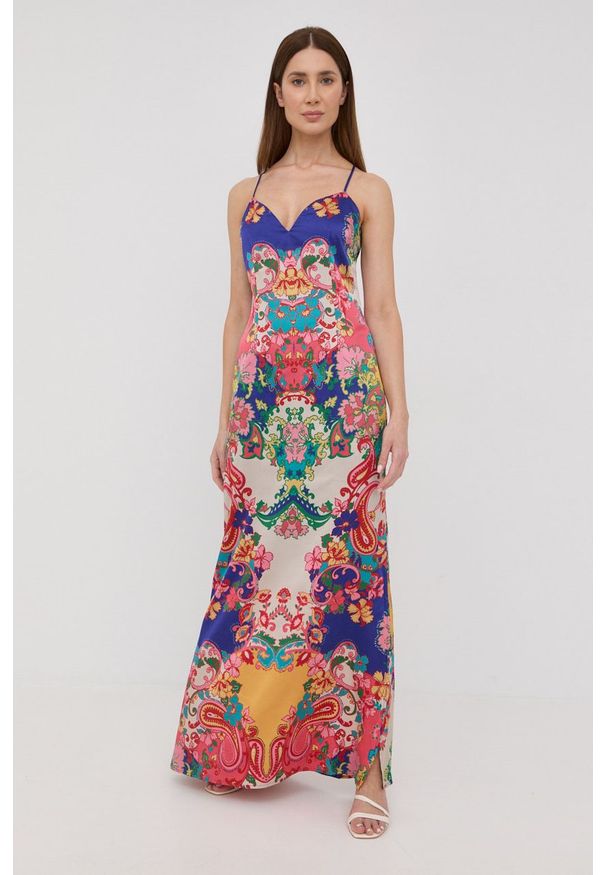 Marciano Guess sukienka maxi dopasowana. Materiał: satyna, materiał. Długość rękawa: na ramiączkach. Wzór: ze splotem. Typ sukienki: dopasowane. Długość: maxi