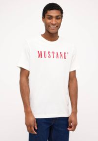 Mustang - Męski T-Shirt Koszulka MUSTANG Style Austin Cannoli Cream 1014695 2084. Okazja: na co dzień. Kolekcja: plus size. Materiał: jeans, bawełna. Wzór: aplikacja. Styl: klasyczny, casual, elegancki