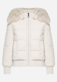 Born2be - Jasnobeżowa Pikowana Kurtka z Szerokimi Ściągaczami i Ozdobnym Futrem przy Kapturze Inandria. Okazja: na co dzień, do pracy, na spotkanie biznesowe. Kolor: beżowy. Materiał: futro. Długość rękawa: długi rękaw. Długość: długie. Styl: biznesowy, klasyczny, casual, elegancki #7