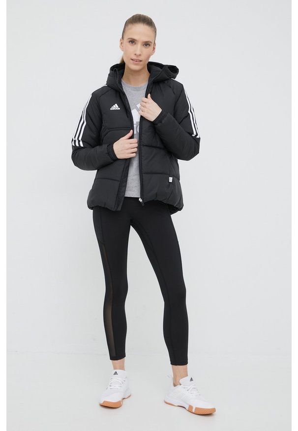 adidas Performance kurtka H21255 damska kolor czarny zimowa. Okazja: na co dzień. Kolor: czarny. Materiał: materiał. Długość rękawa: raglanowy rękaw. Sezon: zima. Styl: casual