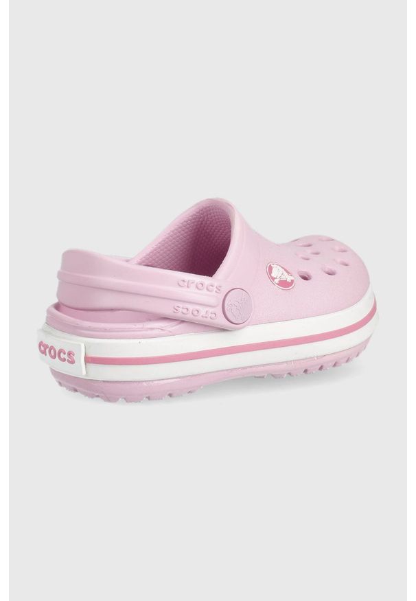 Crocs klapki dziecięce kolor różowy. Nosek buta: okrągły. Kolor: różowy. Materiał: guma, materiał. Wzór: gładki