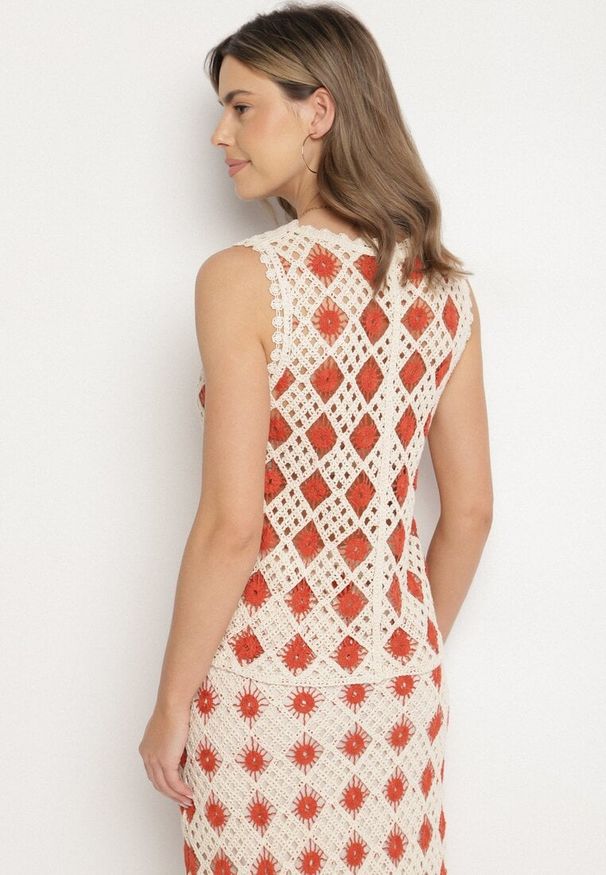 Born2be - Czerwono-Beżowa Kamizelka Szydełkowa z Dekoltem w Serek Banisella. Okazja: na co dzień. Typ kołnierza: dekolt w serek. Kolor: czerwony. Materiał: jeans, tkanina. Wzór: ażurowy. Sezon: lato. Styl: boho, casual