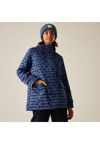 Regatta - Kurtka damska przeciwdeszczowa Mid Orla Kiely. Kolor: zielony, brązowy, wielokolorowy. Materiał: puch. Wzór: nadruk. Sport: turystyka piesza #1