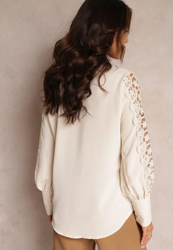 Renee - Jasnobeżowa Koronkowa Koszula z Ozdobnym Dekoltem i Guzikami Mylie. Kolor: beżowy. Materiał: koronka. Wzór: koronka