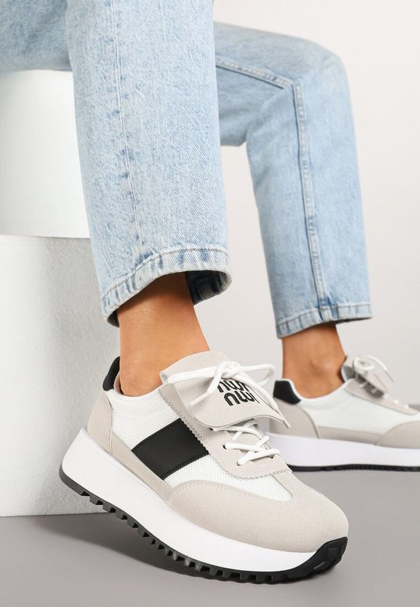 Renee - Beżowo-Czarne Sneakersy na Platformie z Geometrycznym Wzorem Aluina. Okazja: na co dzień. Kolor: beżowy. Materiał: jeans. Wzór: geometria. Obcas: na platformie