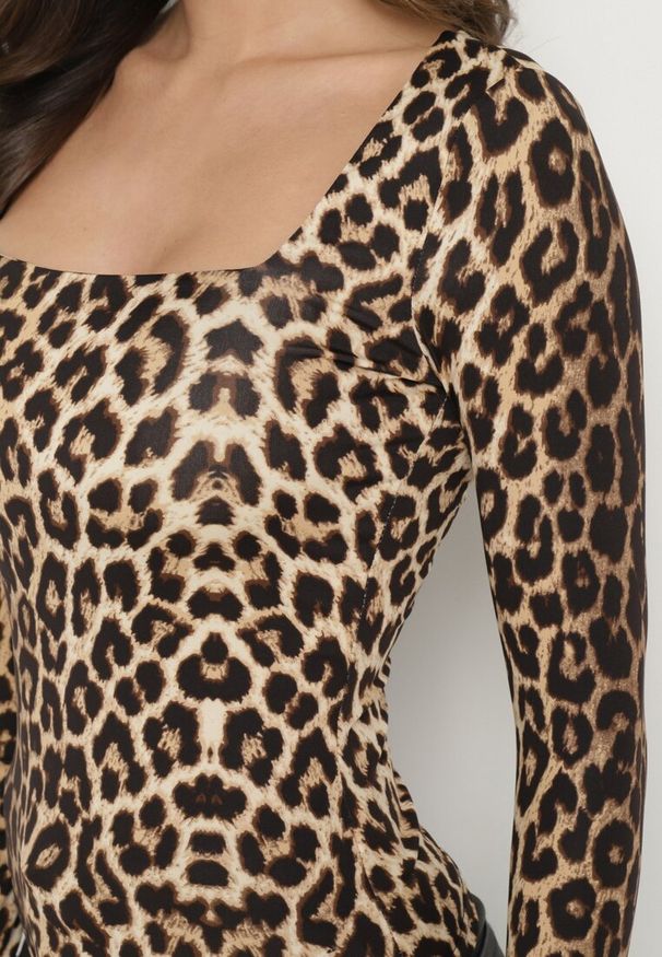 Born2be - Brązowa Bluzka w Panterkę Alexusi. Typ kołnierza: dekolt kwadratowy. Kolor: brązowy. Materiał: dzianina. Długość rękawa: długi rękaw. Długość: długie. Wzór: motyw zwierzęcy. Styl: elegancki