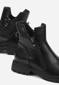 Born2be - Czarne Asymetryczne Botki Zdobione Suwakiem i Wycięciami w Cholewce Balles. Okazja: na co dzień, na imprezę. Kolor: czarny. Materiał: jeans. Szerokość cholewki: normalna. Wzór: aplikacja. Obcas: na obcasie. Styl: elegancki, casual, klasyczny. Wysokość obcasa: średni #3