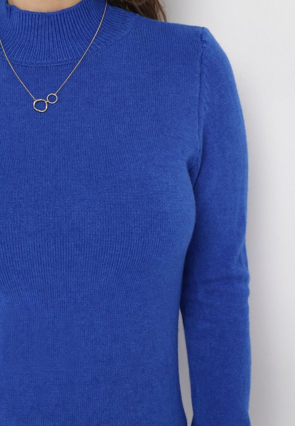 Born2be - Niebieski Golf z Miękkiej Dzianiny Agotona. Typ kołnierza: golf. Kolor: niebieski. Materiał: dzianina. Długość rękawa: długi rękaw. Długość: długie. Sezon: zima, jesień. Styl: klasyczny