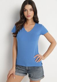 Born2be - Niebieski T-shirt z Bawełny z Dekoltem w Serek Liniviela. Okazja: na co dzień. Typ kołnierza: dekolt w serek. Kolor: niebieski. Materiał: bawełna. Styl: casual #4