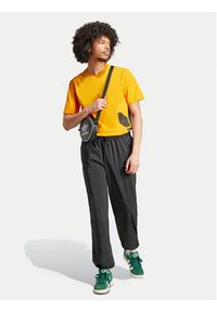 Adidas - adidas T-Shirt Supply Street IX6749 Pomarańczowy Regular Fit. Kolor: pomarańczowy. Materiał: bawełna. Styl: street #5