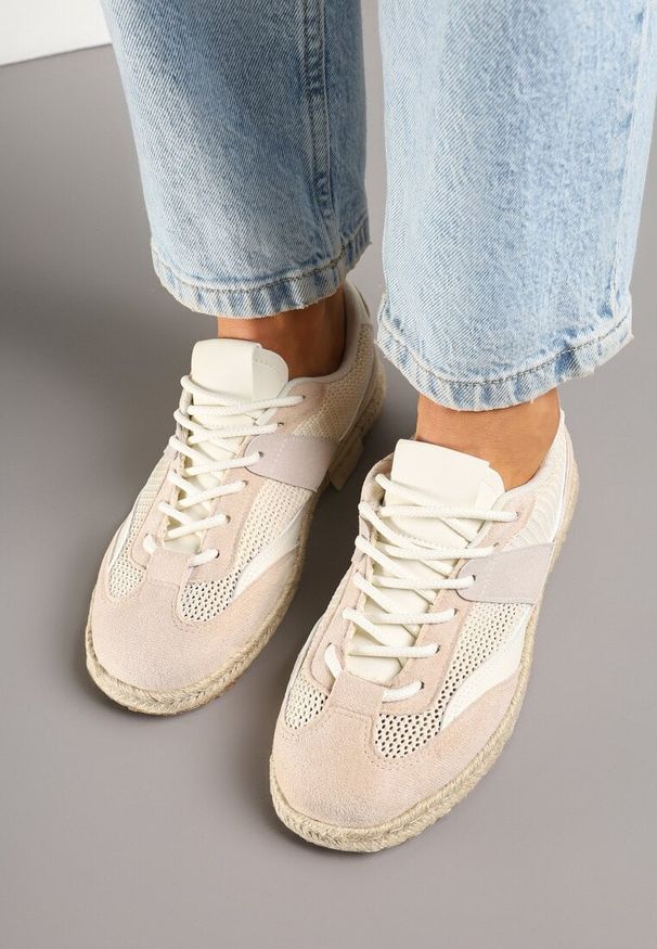 Renee - Beżowe Sneakersy Typu Kultowe Tenisówki Zdobione Przeszyciami Grelloti. Okazja: na co dzień. Kolor: beżowy. Materiał: jeans, koronka. Wzór: aplikacja. Obcas: na obcasie. Wysokość obcasa: niski