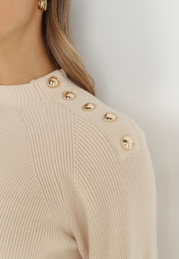 Born2be - Jasnobeżowy Sweter Dzianinowy z Długim Rękawem i Guzikami Omes. Kolor: beżowy. Materiał: dzianina. Długość rękawa: długi rękaw. Długość: długie