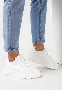 Born2be - Białe Sneakersy Gwinen. Nosek buta: okrągły. Kolor: biały. Materiał: jeans, dresówka, materiał. Szerokość cholewki: normalna. Wzór: aplikacja #2