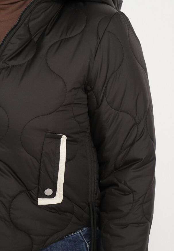 Born2be - Czarna Kurtka Krótka z Pikowaniem i Odpinanym Kapturem Taraes. Okazja: na co dzień. Kolekcja: plus size. Kolor: czarny. Materiał: jeans. Długość: krótkie. Styl: elegancki, casual