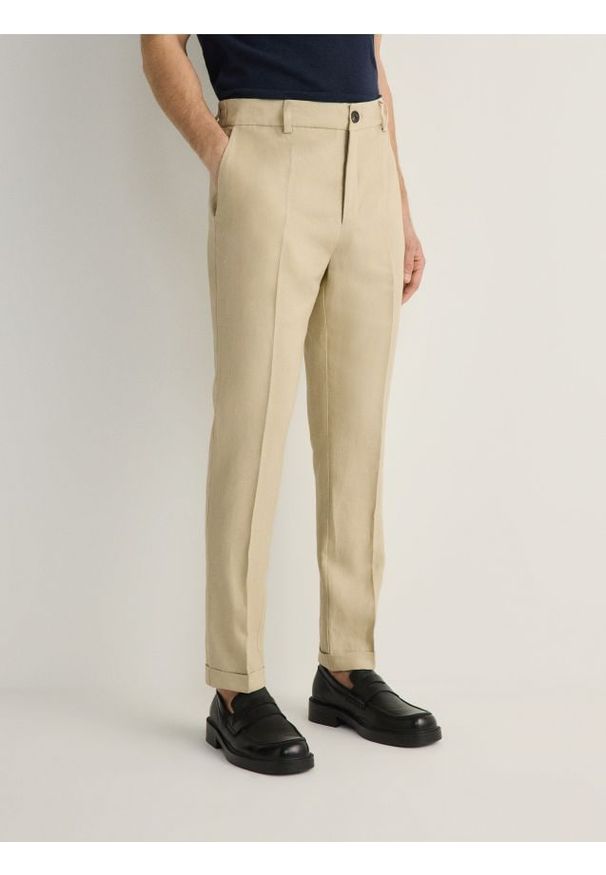 Reserved - Lniane spodnie garniturowe slim - beżowy. Kolor: beżowy. Materiał: len