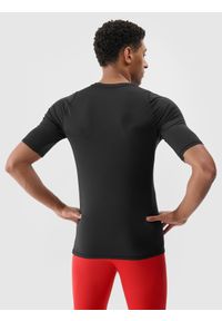 4f - Koszulka treningowa szybkoschnąca męska - czarna. Kolor: czarny. Materiał: elastan, dzianina, włókno, materiał, syntetyk. Długość rękawa: krótki rękaw. Długość: krótkie. Wzór: jednolity, ze splotem, gładki. Sport: fitness