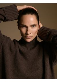 Reserved - Wełniany sweter z golfem - ciemnobrązowy. Typ kołnierza: golf. Kolor: brązowy. Materiał: wełna #1