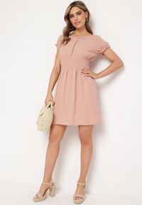 Born2be - Ciemnoróżowa Rozkloszowana Sukienka Typu Hiszpanka z Gumką w Pasie Tiadella. Okazja: na co dzień. Typ kołnierza: dekolt hiszpanka. Kolor: różowy. Długość rękawa: krótki rękaw. Sezon: wiosna, lato. Typ sukienki: proste. Styl: elegancki, casual #4