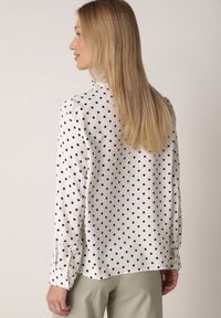 Born2be - Biała Wiskozowa Koszula w Kropki ze Stójką z Ozdobnymi Falbanami Isamene. Okazja: na co dzień. Typ kołnierza: kołnierzyk stójkowy. Kolor: biały. Materiał: wiskoza. Wzór: kropki. Styl: casual, klasyczny #2