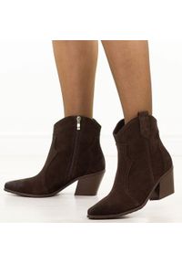 DEONI - Czekoladowe jesienne Polskie kowbojki damskie Deoni D411. Okazja: na co dzień. Kolor: brązowy. Materiał: zamsz, skóra. Szerokość cholewki: normalna. Sezon: jesień. Obcas: na obcasie. Styl: boho, elegancki, casual. Wysokość obcasa: średni #1