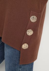 Born2be - Brązowy Sweter z Wiskozą Ozdobiony Guzikami Alavire. Okazja: na co dzień. Kolor: brązowy. Materiał: wiskoza. Wzór: aplikacja. Styl: casual, elegancki #4